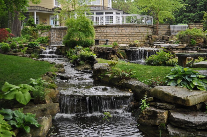 paysagiste-ST SAUVEUR SUR TINEE-min_landscaping-rock-louisville-ky-traditional-landscape-and-boulders-brick-wall-bushes-grass-koi-law